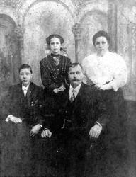 Rodina pôvodom z Hrušova na fotografii z USA