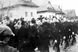 Príslušníci Hlinkovej gardy na pochode cez obec Slavošovce