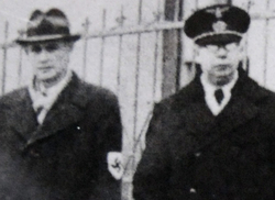 Zväčšený detail predchádzajúcej fotografie, na ktorej má zástupca Nemcov pásku s hákovým krížom