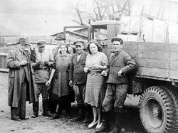 Fotografia pred vojnovou zásielkou zo Slavošovskej papierne