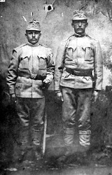 Dvaja vojaci rakúsko–uhorskej armády zo Stratenej