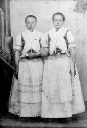 Dve ženy v krojoch z obce Stratená