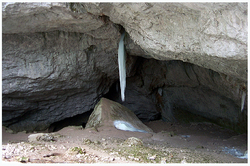 Po ceste do obce Silica sa nachádza odbočka do jaskyne Silická ľadnica