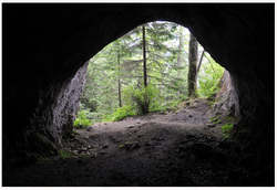 Pohľad z jaskyne pod Havraňou skalou