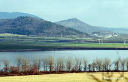 Turniansky hrad a Hrádok po priblížení, dolu Hrhovské jazerá