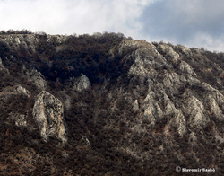 Holubia skala je v ľavom dolnom rohu fotografie